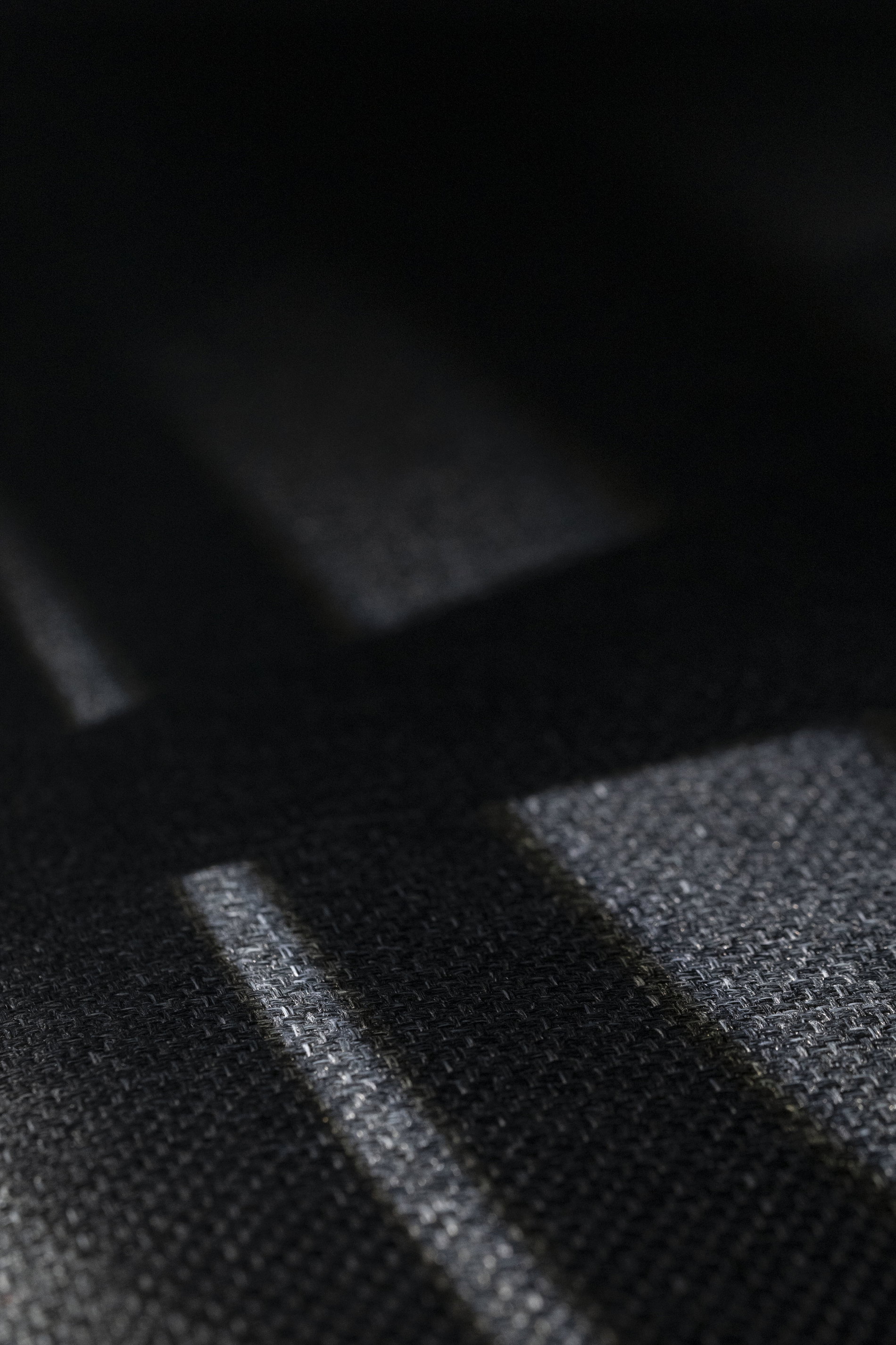 Bezugsstoff Stahlgrau Inszeniert